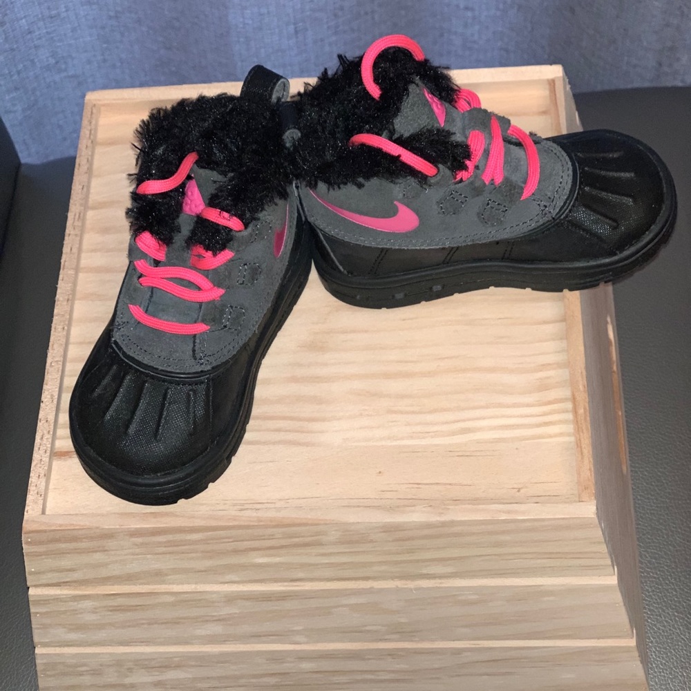 Toddler Girl Nike Boots Size 5C.